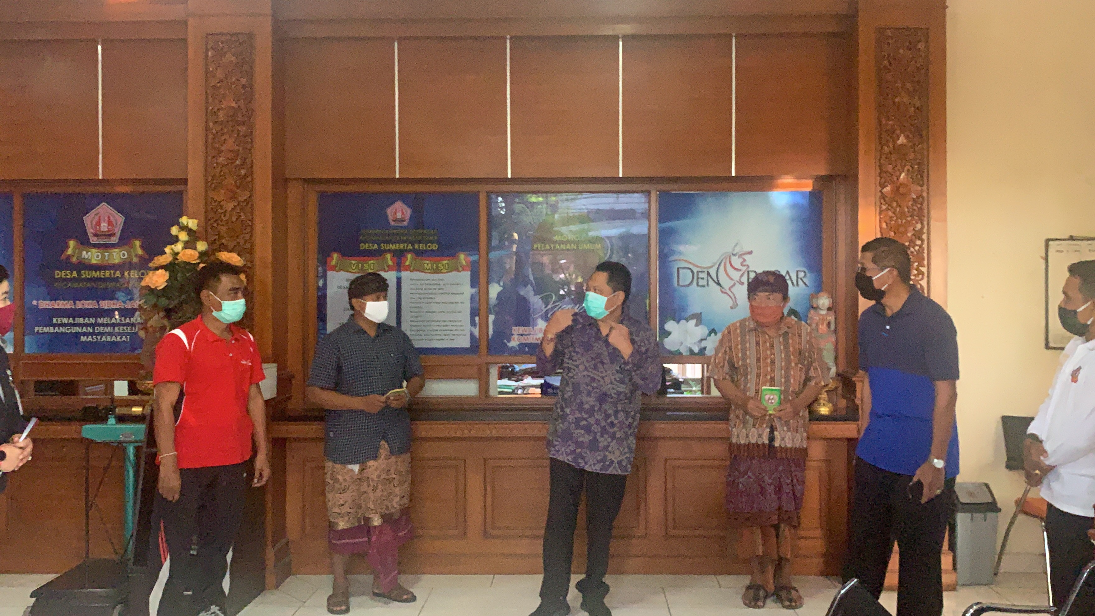 SIMBOLIS PENYERAHAN BUKU TAB BLT OLEH BAPAK WALIKOTA DENPASAR