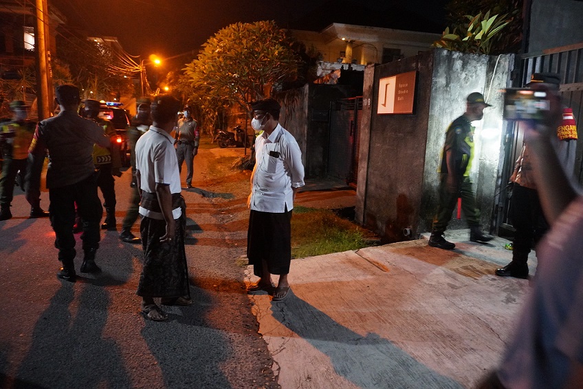 MENYAMBANGI RUMAH KOSONG DITINGGAL PEMUDIK DI LINGKUNGAN DESA SUMERTA KELOD